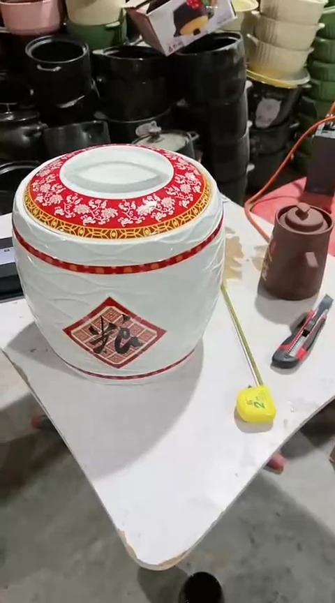瑕疵白色粮米缸一个
