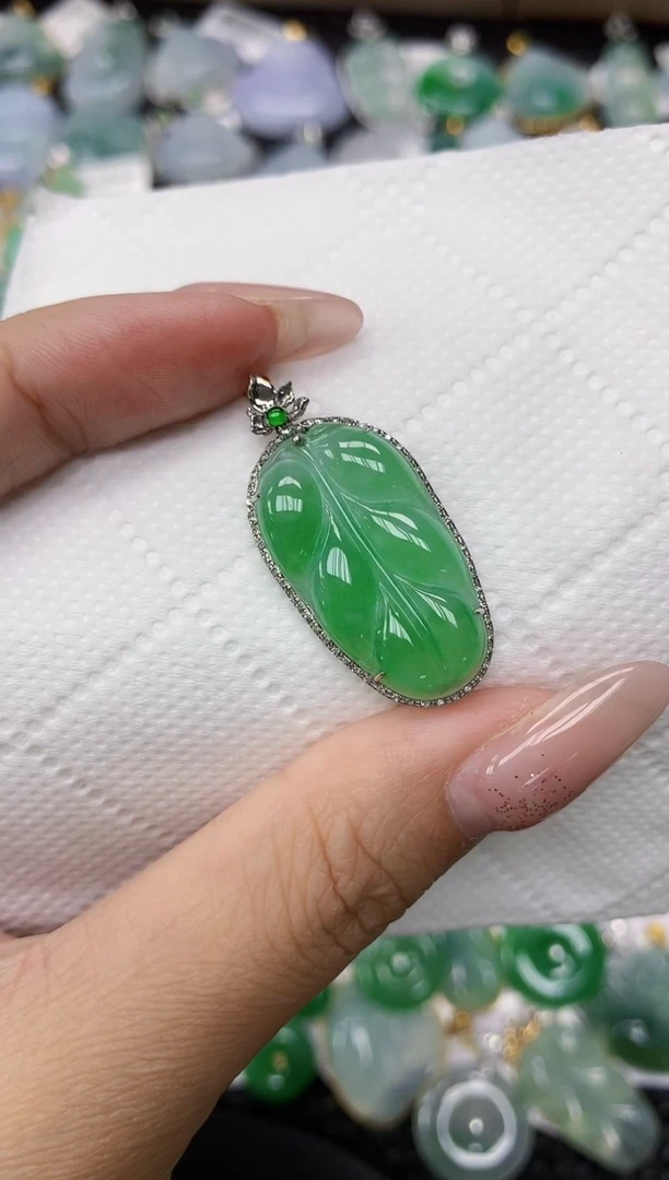 颈饰18K金镶嵌翡翠1111111111