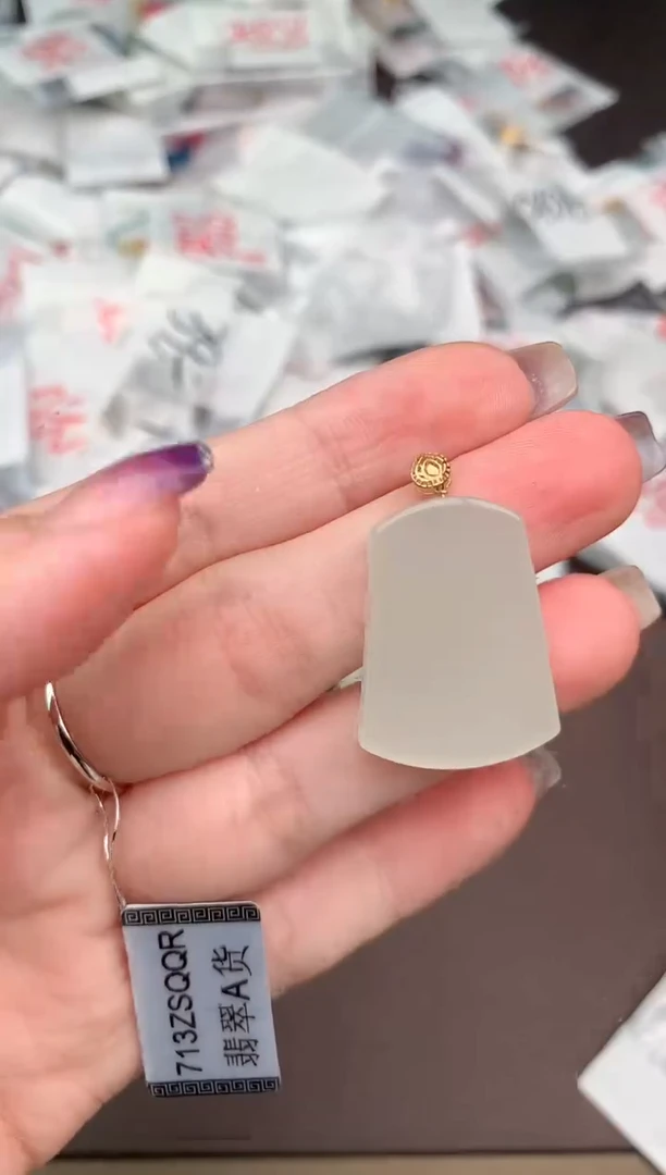 和田玉18K金镶嵌挂件一