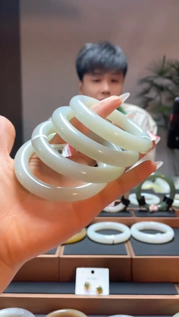 【闪购商品】和田玉手镯未镶嵌白玉55-59多样性发一