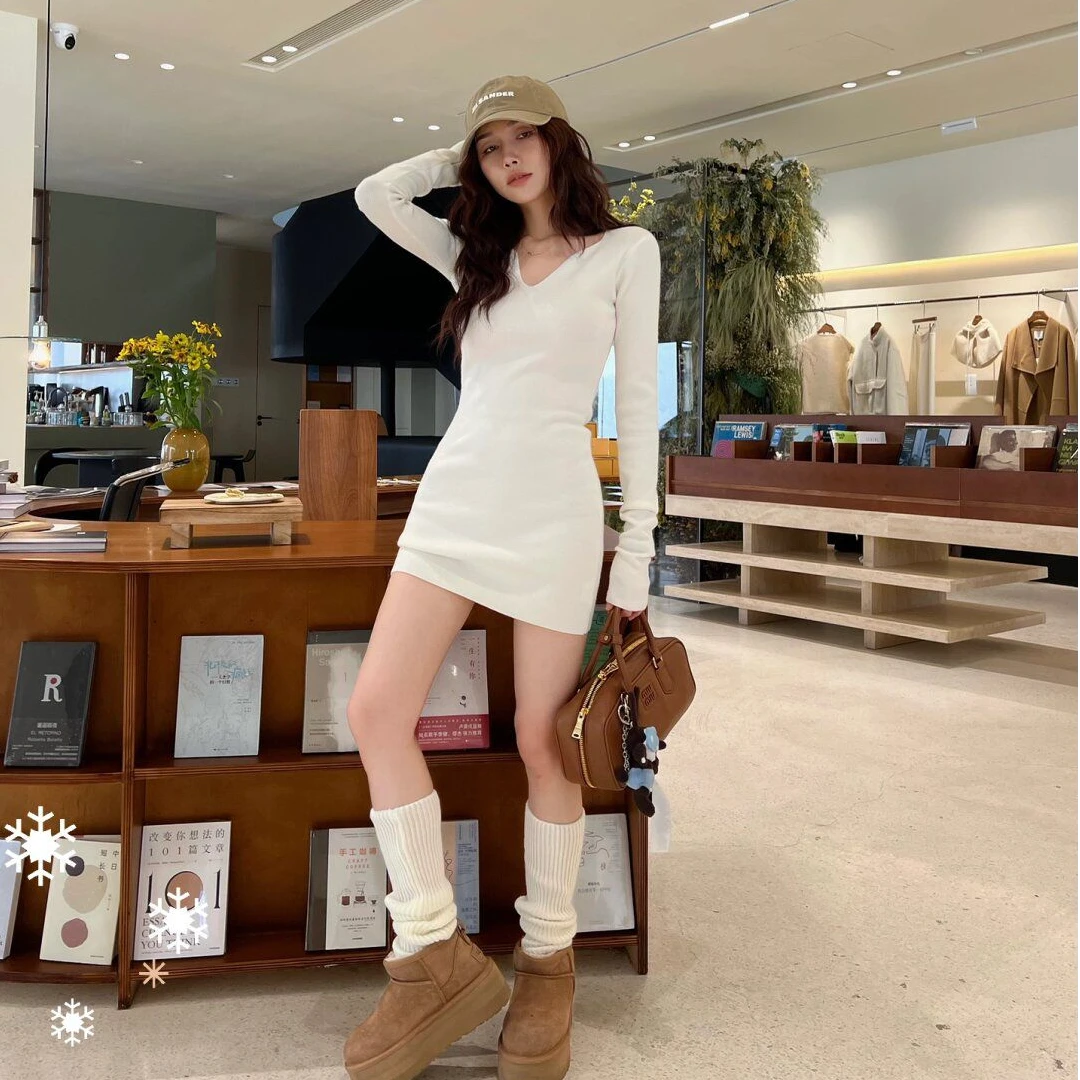 2025秋季新款简约白色V领连衣裙女气质性感收腰显瘦打底包臀短裙