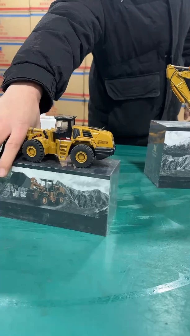 典藏版1：50全合金静态模型装载机