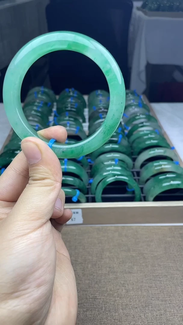 【闪购商品】石英质玉手镯未镶嵌非洲翠手镯
