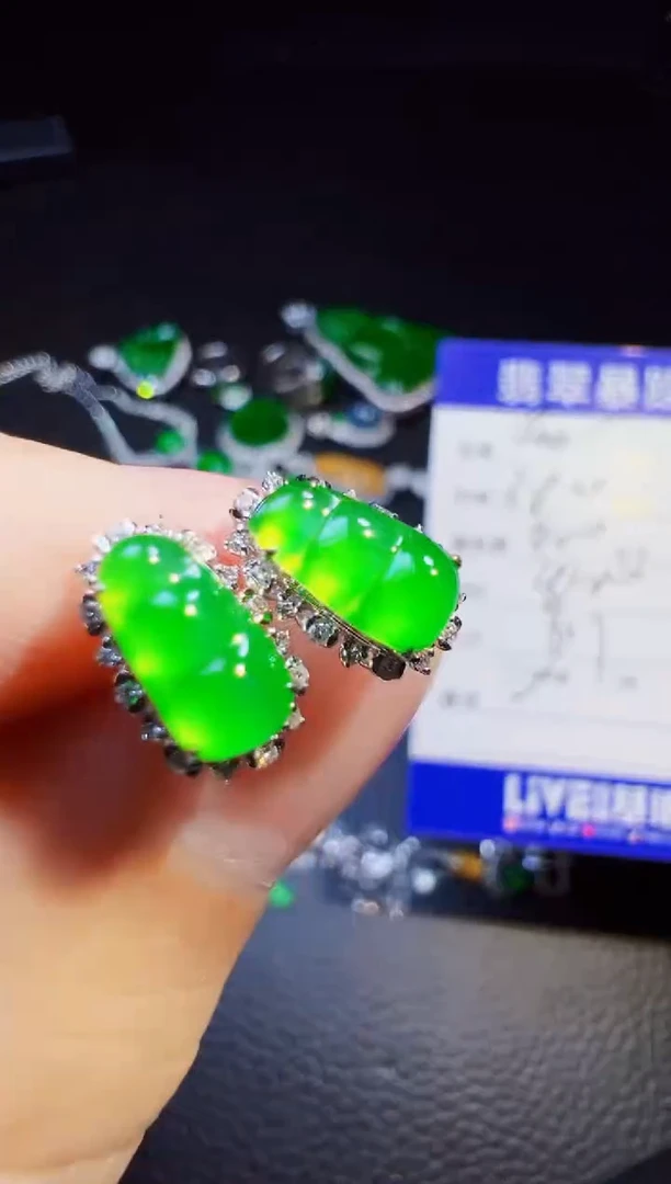 18K金镶嵌翡翠耳饰菩***光翡翠