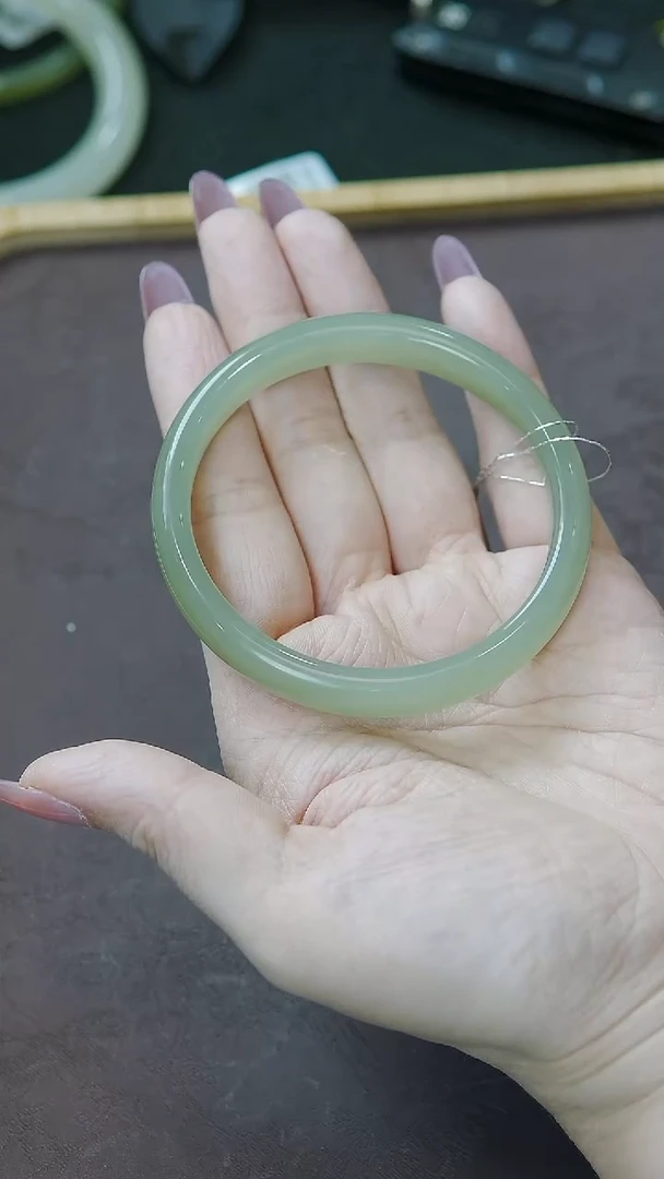 未镶嵌手镯和田玉55圈口正装高冰湖水绿