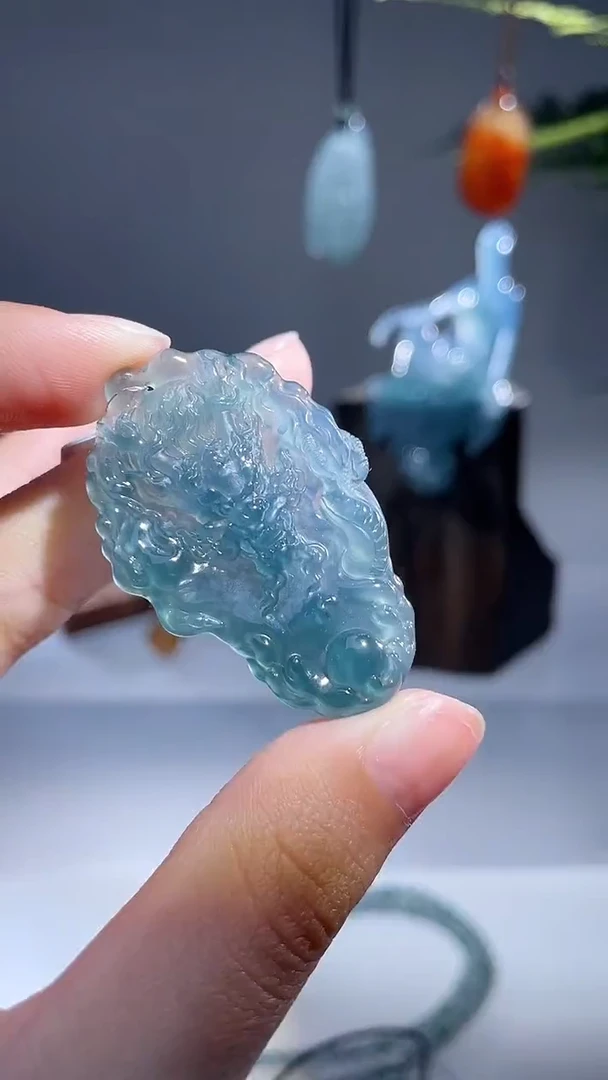 颈饰未镶嵌翡翠龙牌