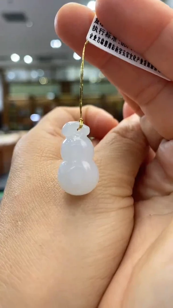 翡翠未镶嵌颈饰葫芦