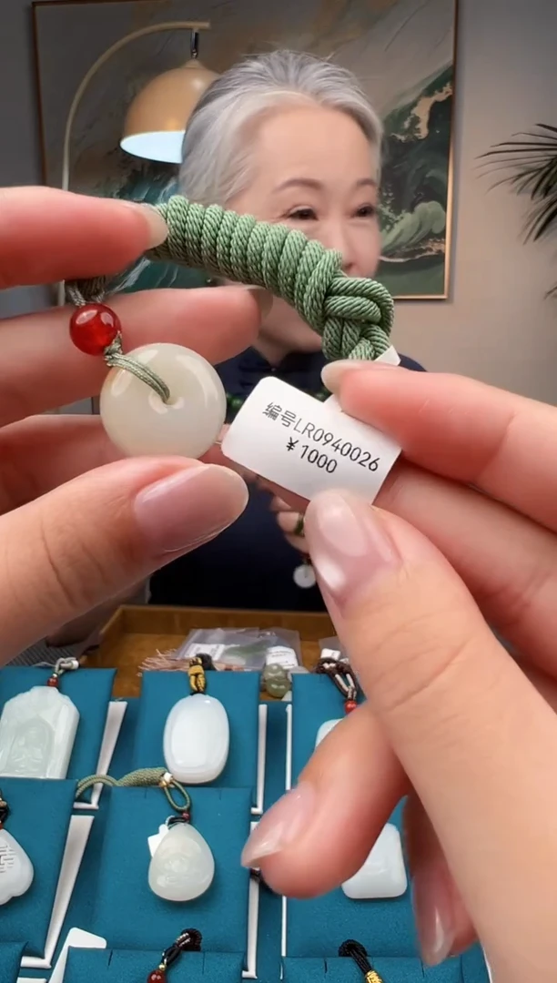 颈饰未镶嵌和田玉吊坠  LR
