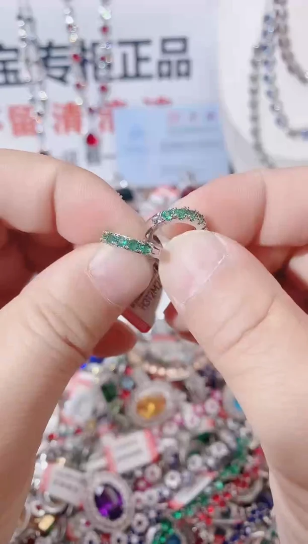 未镶嵌耳饰祖母绿