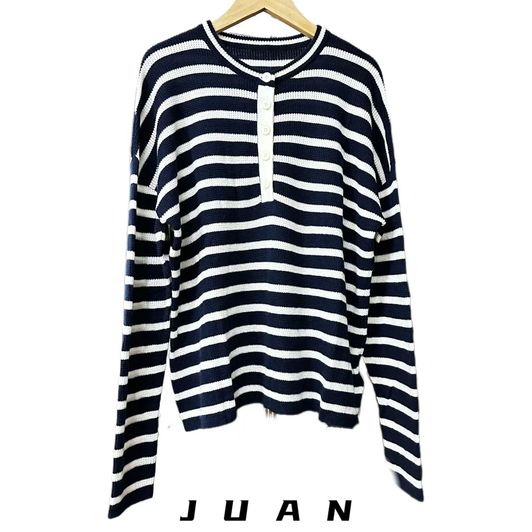 蓝色条纹圆领针织毛衣