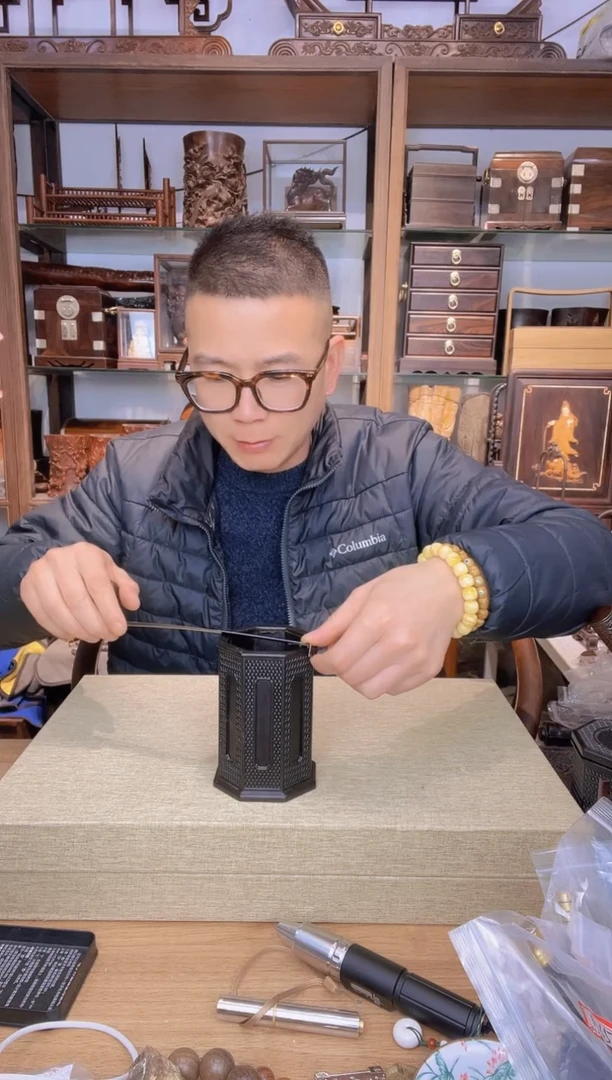 【闪购商品】乌木类书架610 紫光檀八角雕刻笔筒 瑕疵