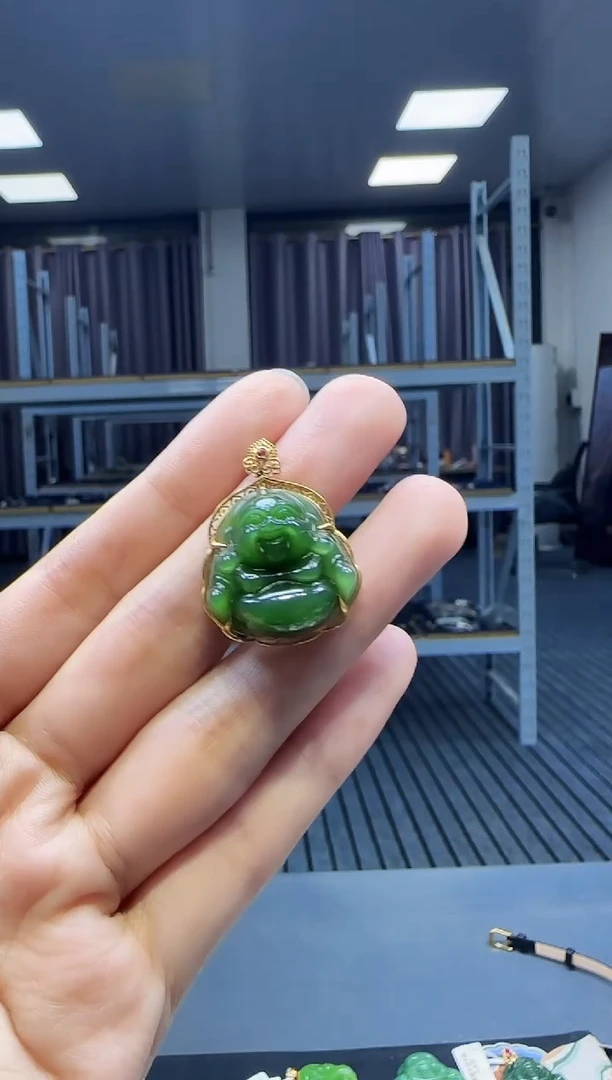 18K金镶嵌和田玉挂件1