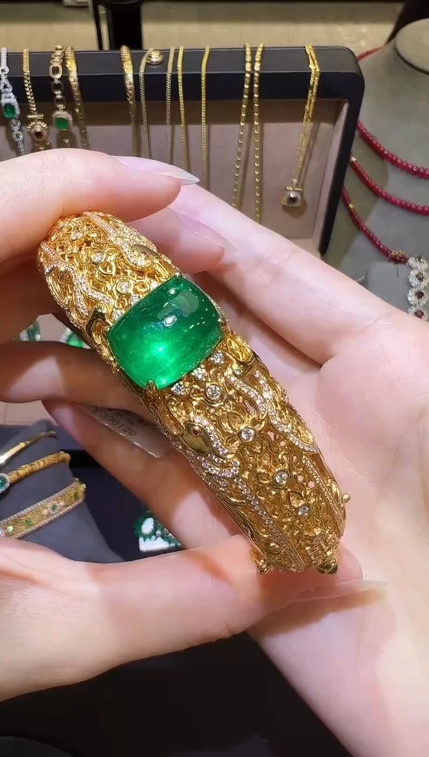 18K金镶嵌手镯祖母绿8.20ct