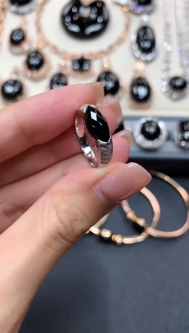 【闪购商品】翡翠戒指18K金镶嵌q9            