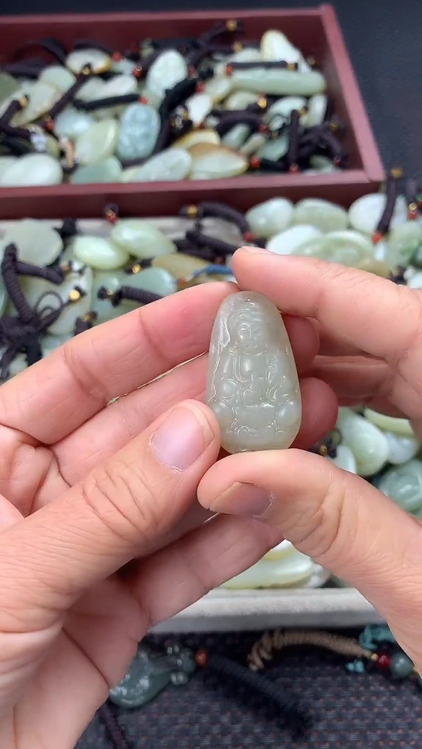 颈饰未镶嵌和田玉（多样性发一件）没有证书有瑕