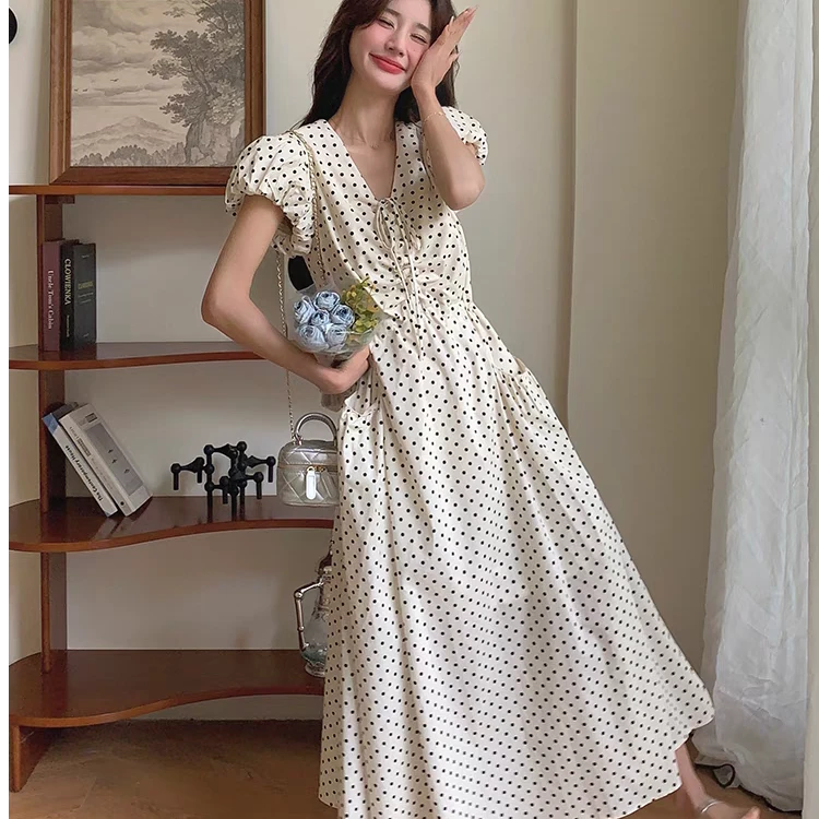 2025春夏新款时尚V领波点泡泡袖连衣裙女收腰显瘦中长裙子1068