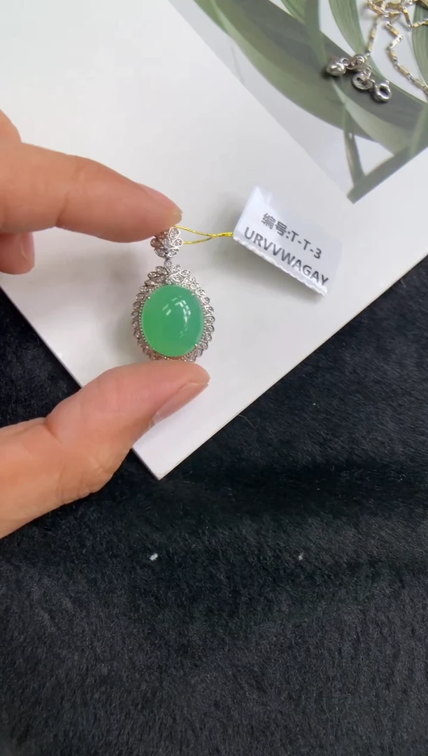 颈饰18K金镶嵌翡翠蛋面