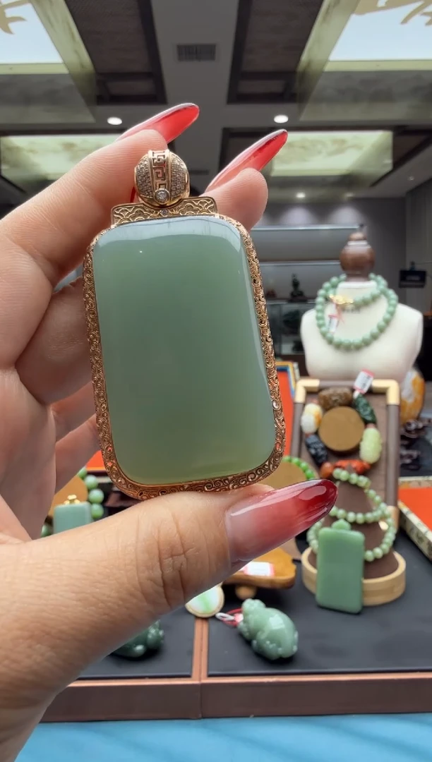 18K金镶嵌和田玉挂件ebfq