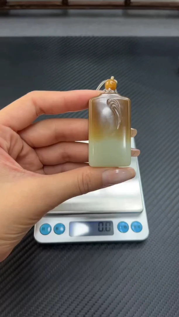 吊坠(赠链)未镶嵌和田玉若羌微色差吊坠