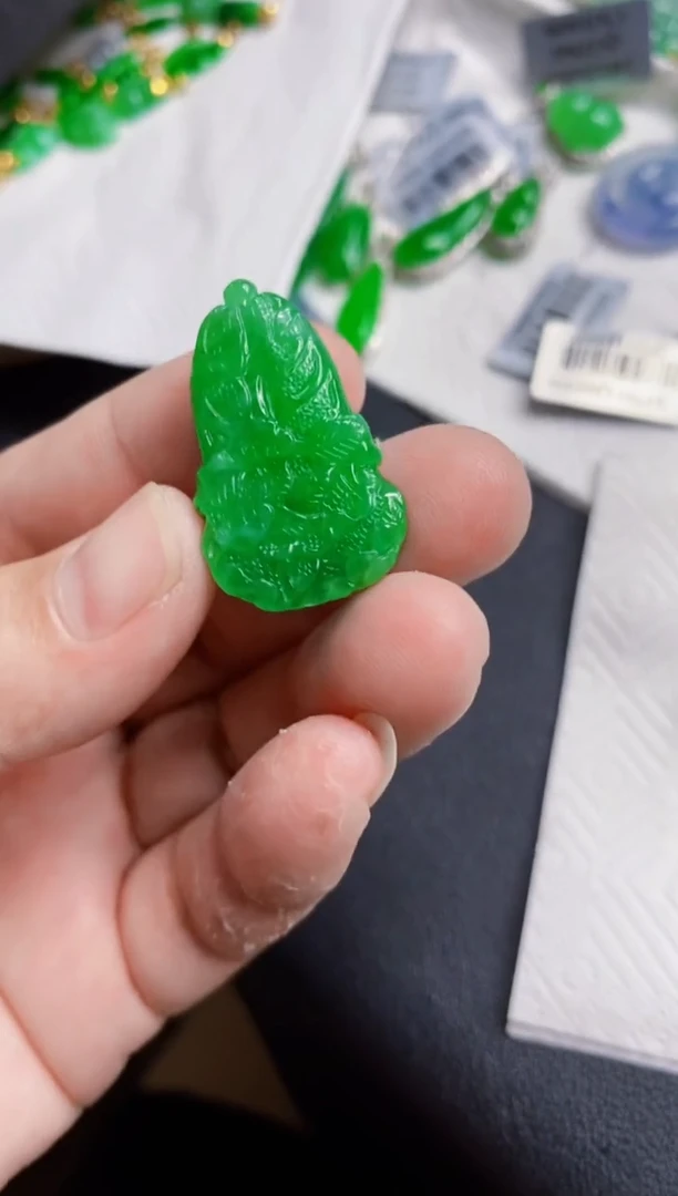 翡翠未镶嵌颈饰白菜
