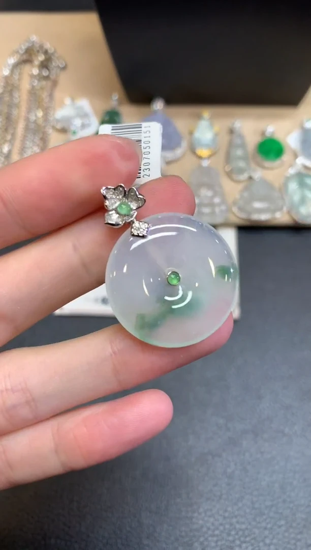 【闪购商品】翡翠颈饰18K金镶嵌平安扣【无服务费】