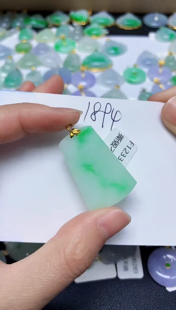 翡翠18K金镶嵌颈饰 天然缅甸翡翠A货