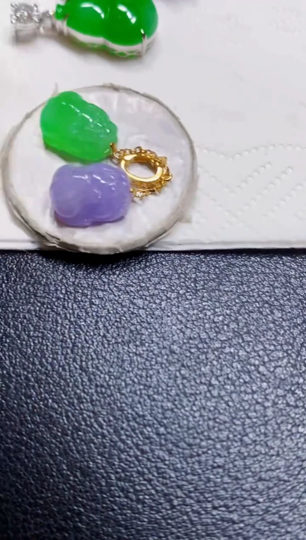 颈饰18K金镶嵌翡翠貔貅