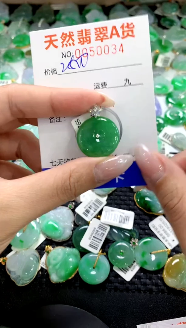 翡翠18K金镶嵌颈饰1111111111111111