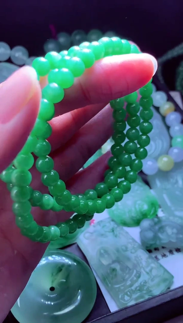 未镶嵌定制翡翠杏****?翡翠毛货定制