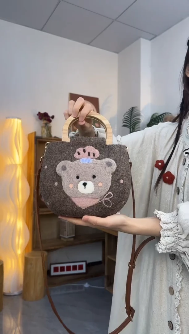 羊毛非遗纯手工包  D木小圆包厨师帽小熊