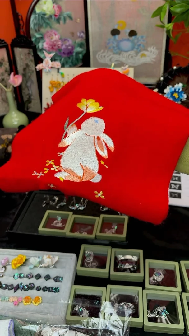 刺绣青****快非遗绒花苏绣饰品俩条围巾