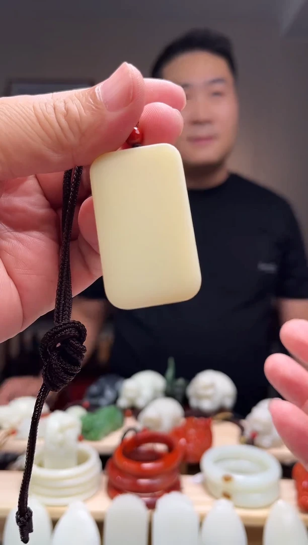 未镶嵌东陵石颈饰吊坠