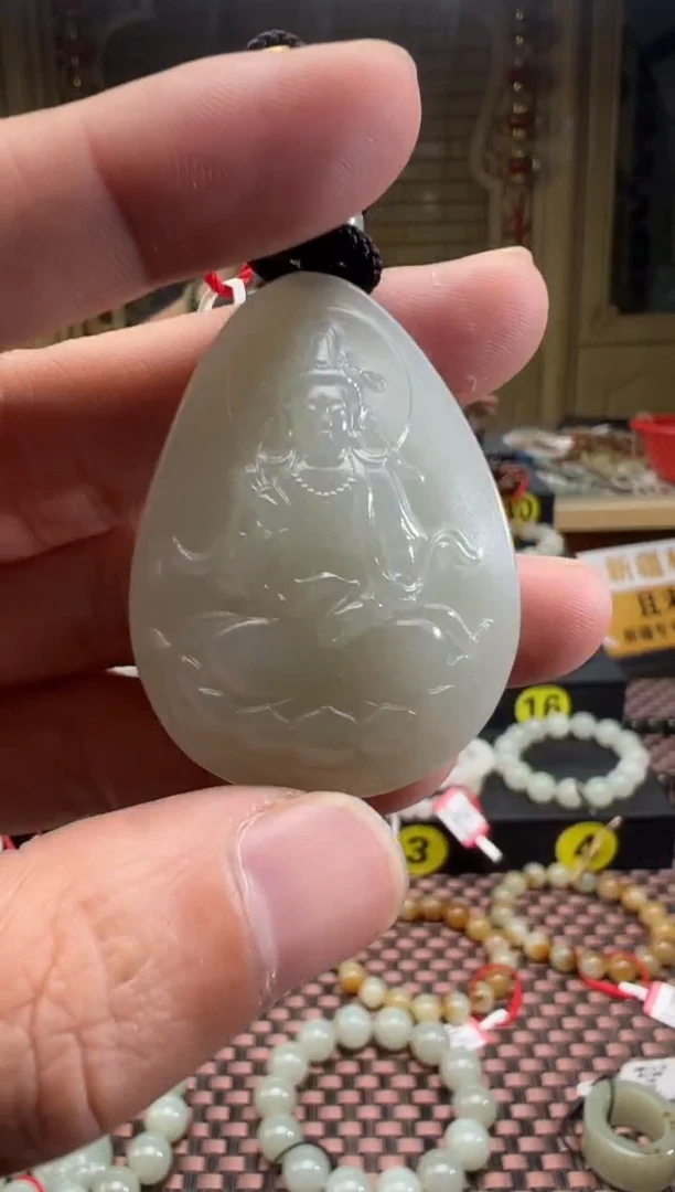 吊坠(赠链)未镶嵌和田玉且末料青白玉吊坠