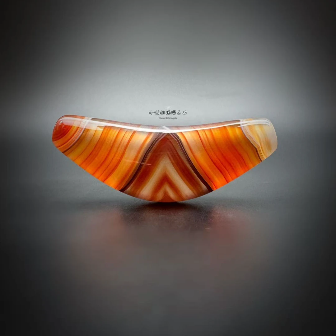 天然缠丝红玛瑙牛角大凤眼 尺寸 51.2*