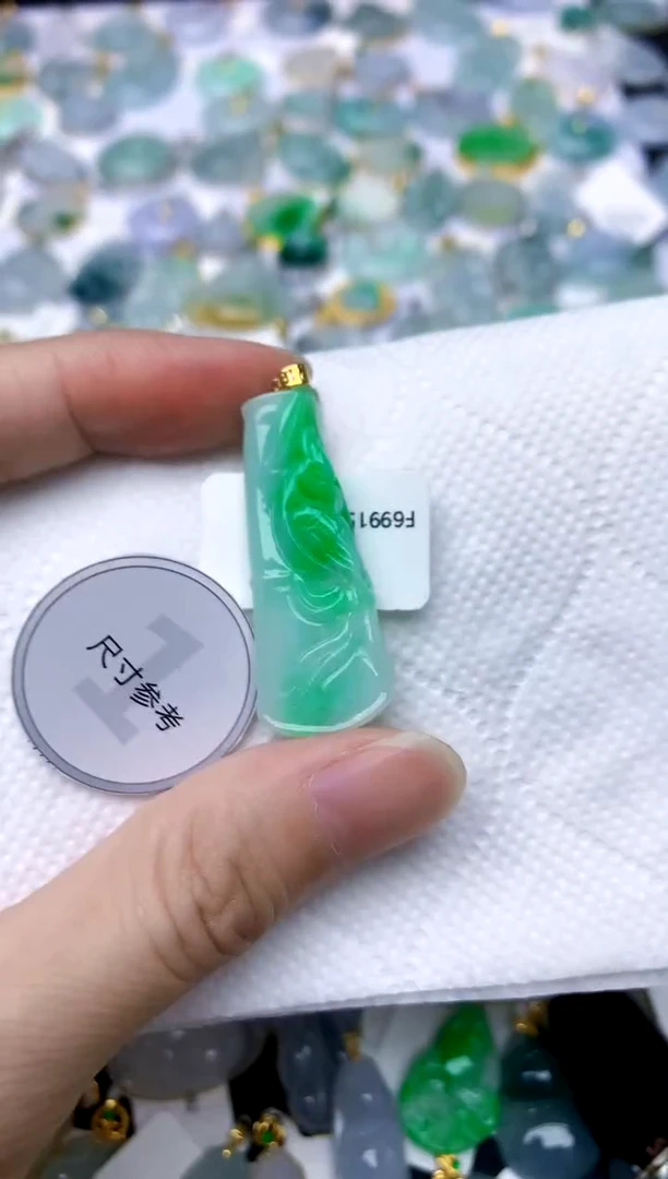 颈饰18K金镶嵌翡翠天然A货翡翠