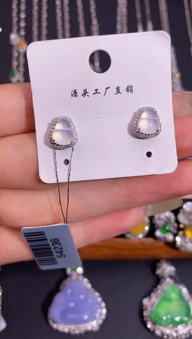 颈饰18K金镶嵌翡翠耳钉