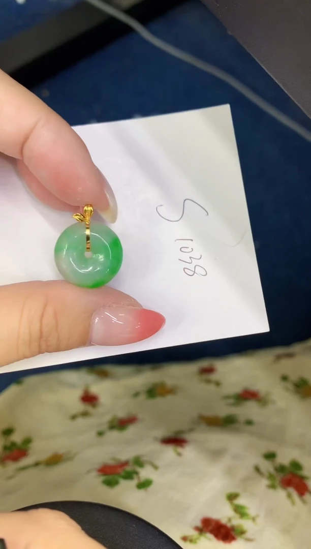 翡翠18K金镶嵌颈饰缅甸天然翡翠A货