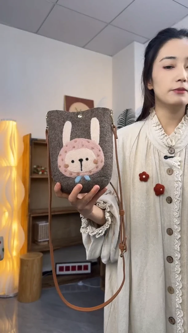 羊毛非遗纯手工包  手机包兔子