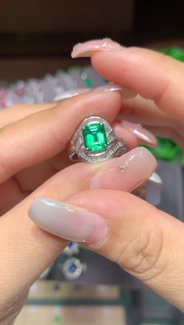 18K金镶嵌戒指祖母绿1.66ct