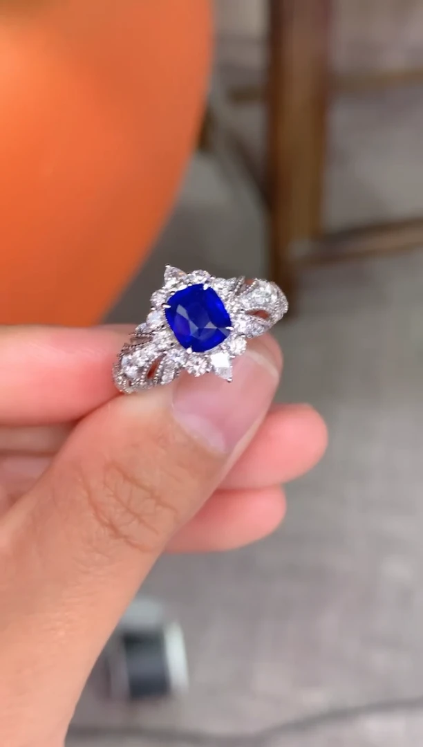 【闪购商品】蓝宝石戒指18K金镶嵌1.25CT 皇家蓝