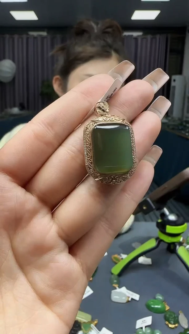 【闪购商品】和田玉挂件18K金镶嵌1