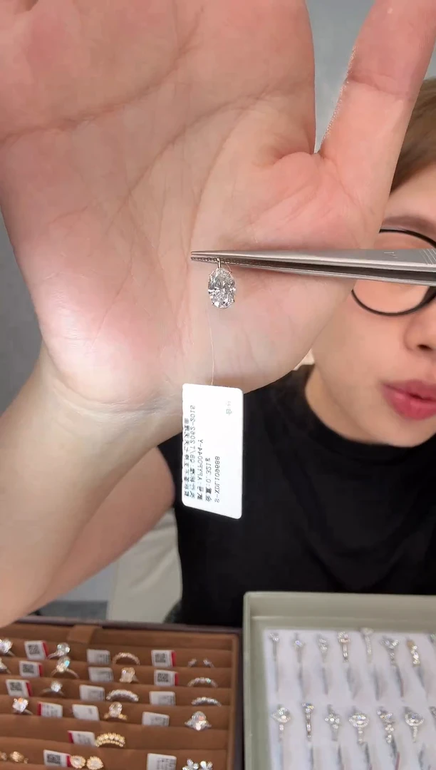 18K金镶嵌颈饰实验室培育钻石18k金椭圆型吊坠1ct