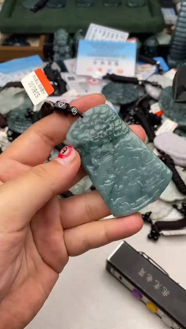 翡翠未镶嵌颈饰多样性发其一