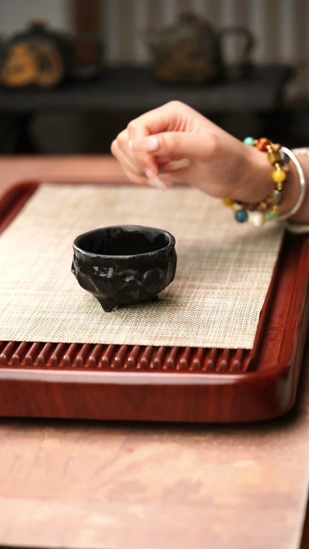 归玉堂冰碛岩重工雕刻手凿三足随形杯