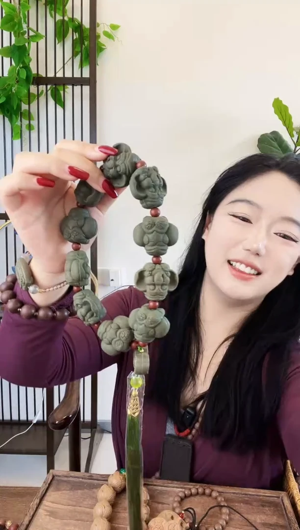 泥塑青瑶露小象手持一个