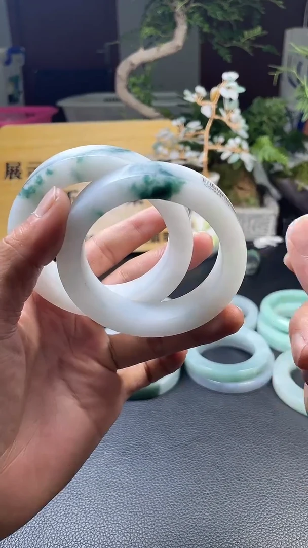定制翡翠手镯未镶嵌发一件