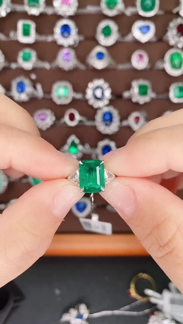 【闪购商品】祖母绿18K金戒指18K金镶嵌2.11克拉