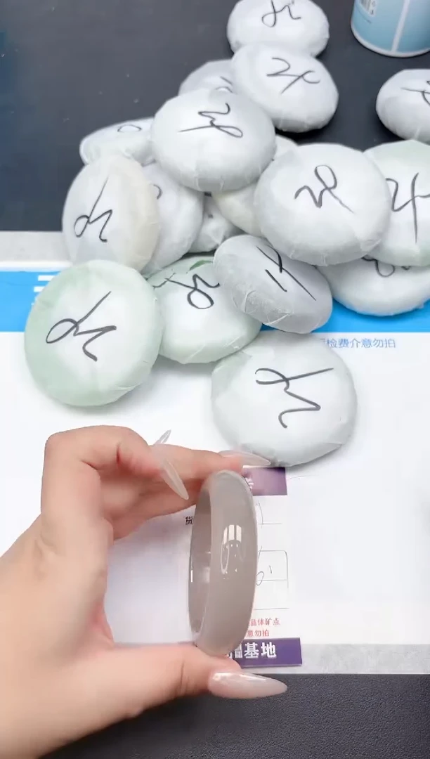 未镶嵌手镯石英质玉355-56.1