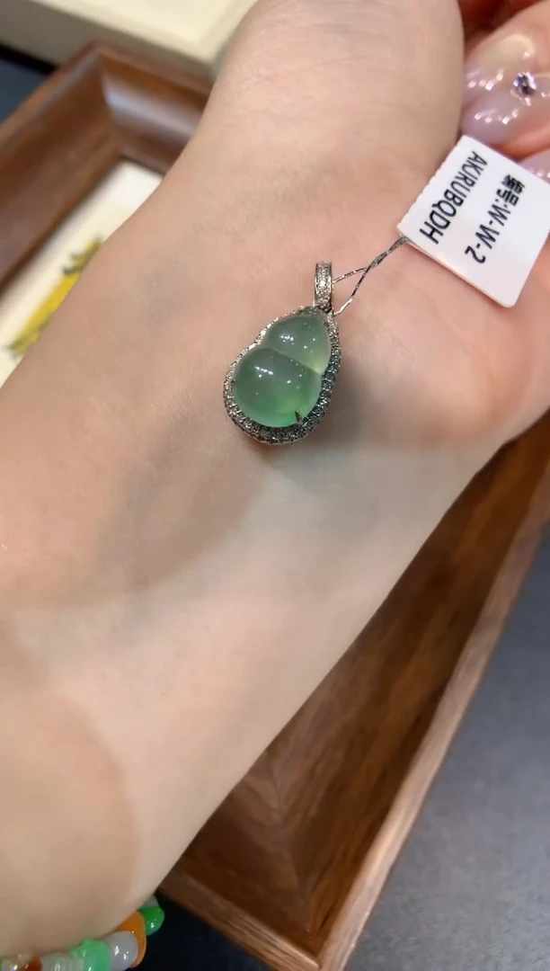 颈饰18K金镶嵌翡翠葫芦
