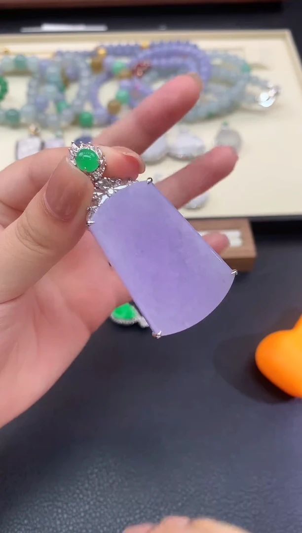 颈饰18K金镶嵌翡翠坤*.66-吊坠